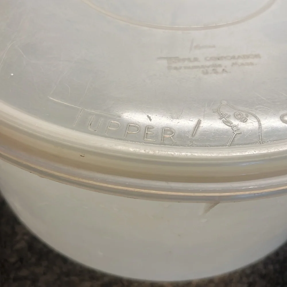 Vintage Jumbo round  storage container by Tupperware. Millionaire line. 13x6